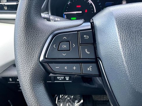 Used 2025 Toyota Sienna LE image 17