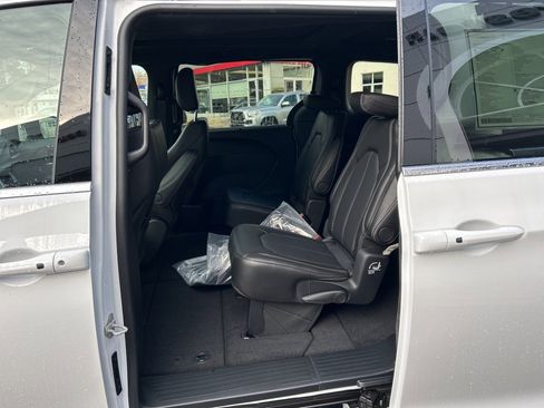 New 2026 Chrysler Pacifica Select AWD/4WD image 10