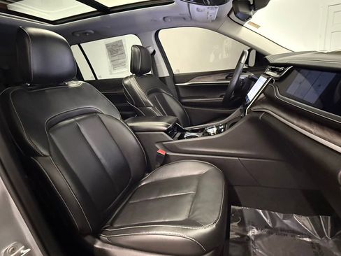 Used 2022 Jeep Grand Cherokee L Limited w/ Black Appearance Package image 15