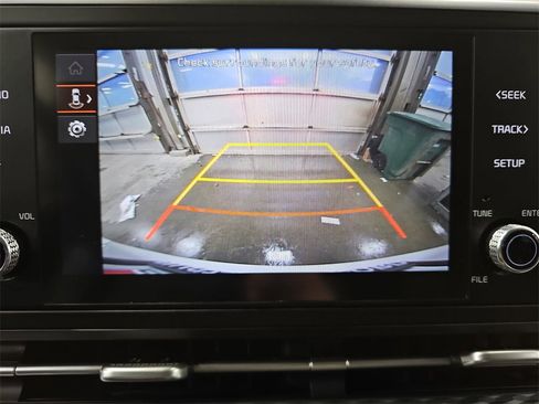 Used 2024 Kia Carnival LX image 21