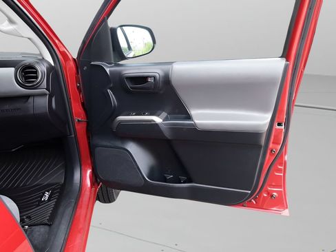 Used 2018 Toyota Tacoma SR5 RWD image 17