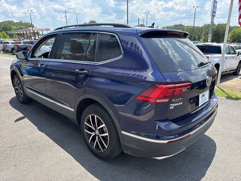 Used 2021 Volkswagen Tiguan SE w/ Panoramic Sunroof Package FWD image 4