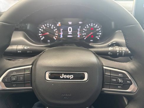 Used 2025 Jeep Compass Latitude w/ Convenience Group AWD/4WD image 20