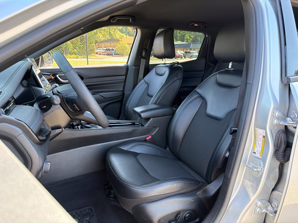 Used 2025 Jeep Compass Latitude w/ Convenience Group AWD/4WD image 18