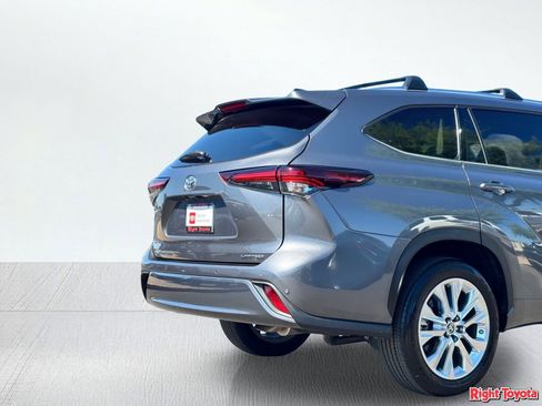 Certified 2024 Toyota Highlander Limited FWD image 11