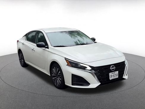Used 2025 Nissan Altima 2.5 SV FWD image 3