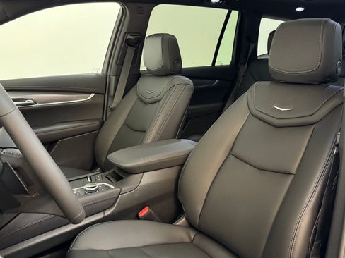 New 2025 Cadillac XT6 Luxury image 5