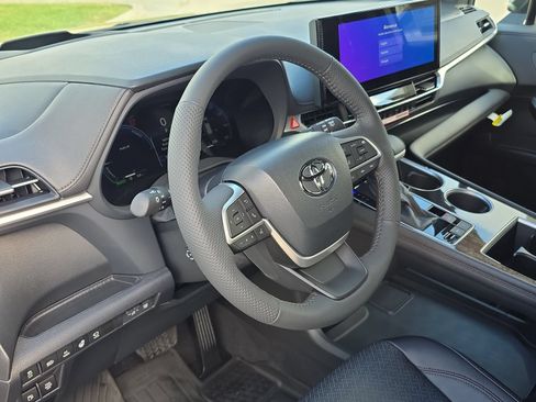 New 2026 Toyota Sienna Platinum AWD/4WD image 12