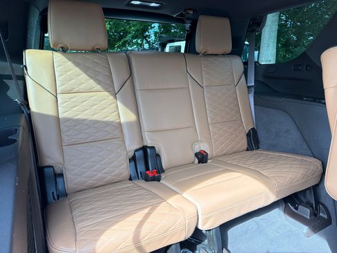 Used 2021 Cadillac Escalade Premium Luxury AWD/4WD image 33