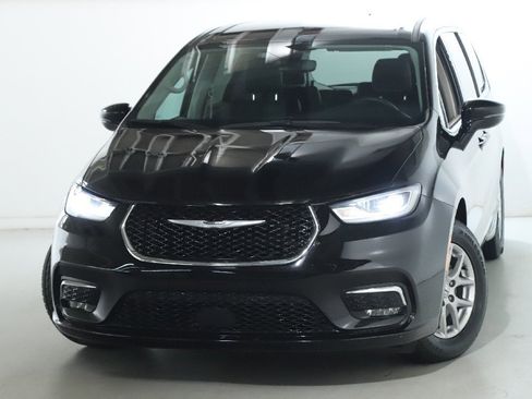 Used 2024 Chrysler Pacifica Touring-L image 3