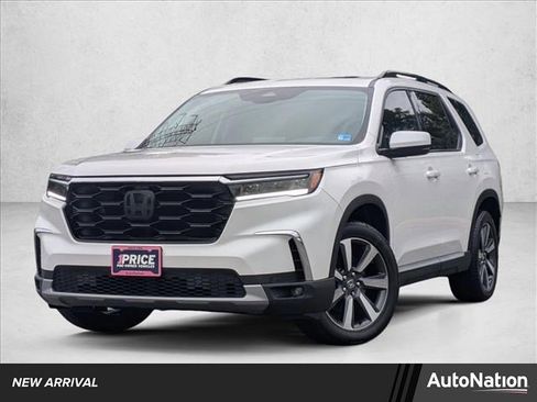 Used 2025 Honda Pilot Touring image 1