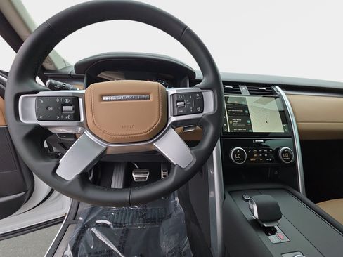 Used 2025 Land Rover Discovery Metropolitan Edition AWD/4WD image 17