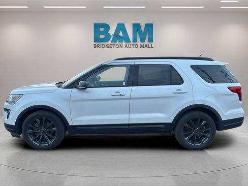 Used 2018 Ford Explorer XLT w/ Equipment Group 202A image 4