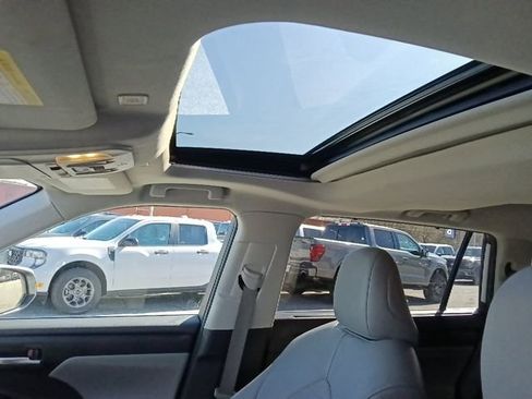Used 2023 Toyota Highlander XLE image 14