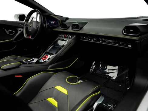 Used 2020 Lamborghini Huracan EVO RWD image 2
