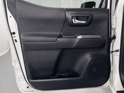 Used 2019 Toyota Tacoma TRD Sport AWD/4WD image 23