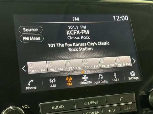 Used 2023 Nissan Titan SV image 11