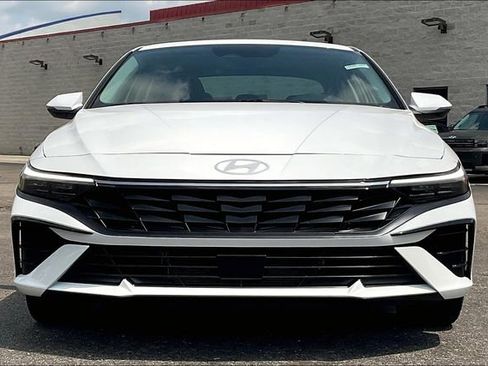 New 2025 Hyundai Elantra Limited image 16