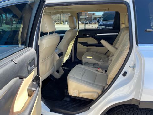 Used 2018 Toyota Highlander XLE image 21