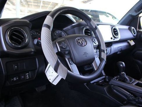 Used 2022 Toyota Tacoma 4x4 Double Cab image 8