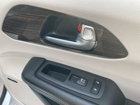 Used 2022 Chrysler Pacifica Limited image 14