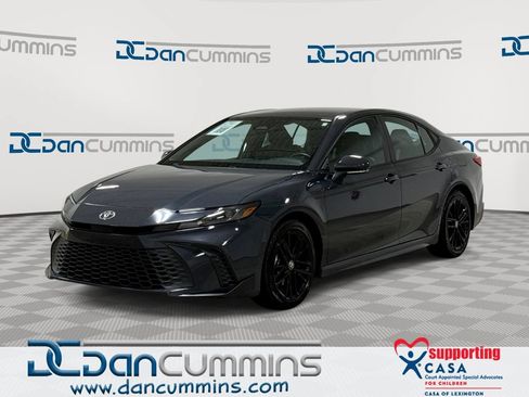 Used 2025 Toyota Camry SE FWD image 1