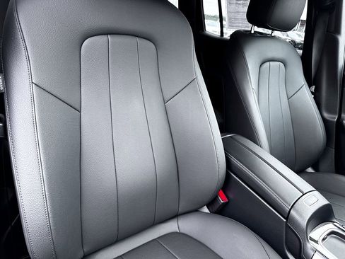 Used 2025 Mercedes-Benz GLB 250 4MATIC image 35