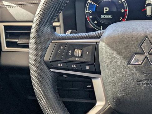 Used 2023 Mitsubishi Outlander SE image 25