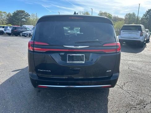 Used 2023 Chrysler Pacifica Touring-L AWD/4WD image 3