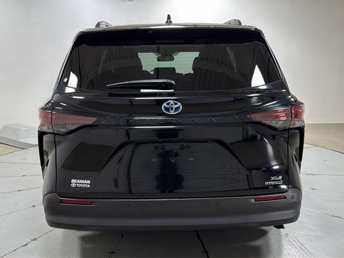Used 2024 Toyota Sienna XLE image 4