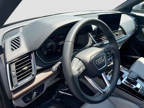 Certified 2025 Audi Q5 e Premium Plus w/ Premium Plus Package AWD/4WD image 9