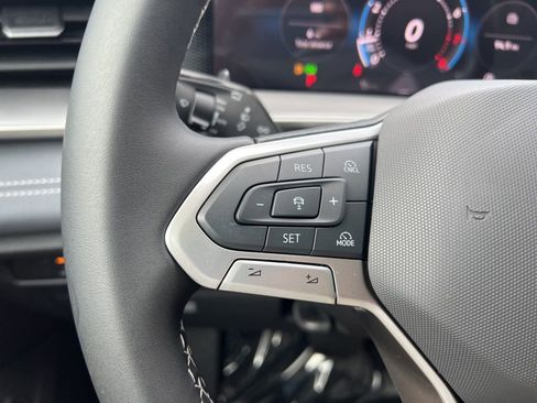 New 2025 Volkswagen Tiguan SE image 30