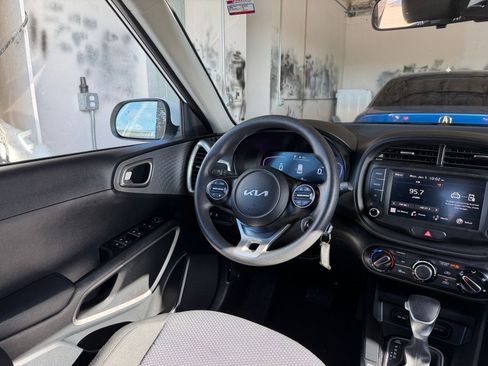 Used 2025 Kia Soul LX w/ LX Technology Package image 32
