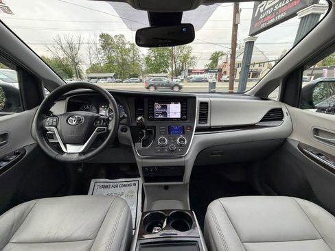 Used 2018 Toyota Sienna XLE w/ XLE Navigation Package AWD/4WD image 31