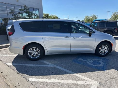 New 2026 Chrysler Pacifica Select image 33