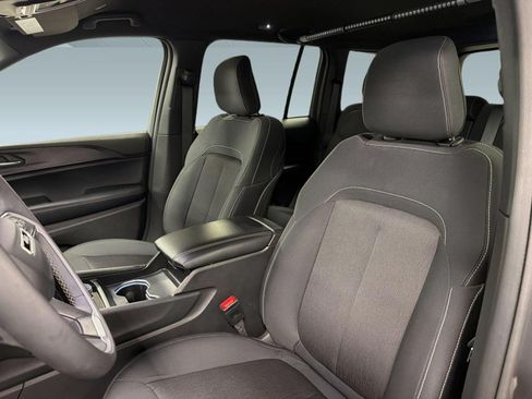 Used 2025 Jeep Grand Cherokee Laredo RWD image 27
