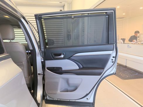 Used 2017 Toyota Highlander SE image 28