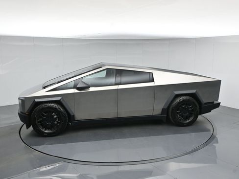 Used 2025 Tesla Cybertruck AWD Crew Cab image 41