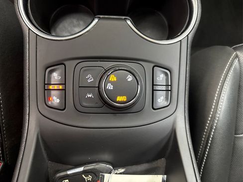 Used 2024 GMC Terrain SLT image 33