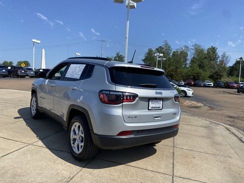 Used 2024 Jeep Compass Latitude AWD/4WD image 9