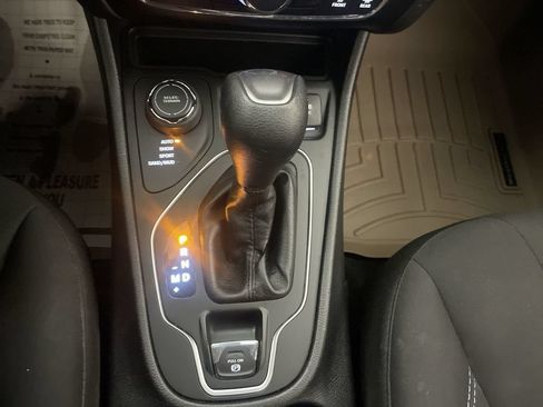 Used 2019 Jeep Cherokee Latitude w/ Popular Appearance Group AWD/4WD image 9