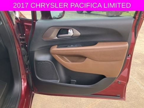 Used 2017 Chrysler Pacifica Limited image 13
