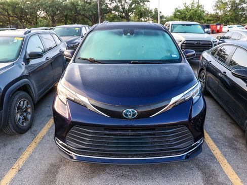 Used 2022 Toyota Sienna XLE w/ XLE Plus Package AWD/4WD image 5