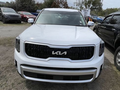 Certified 2024 Kia Telluride LX image 8