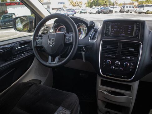 Used 2019 Dodge Grand Caravan SE w/ UConnect Hands-Free Group FWD image 17