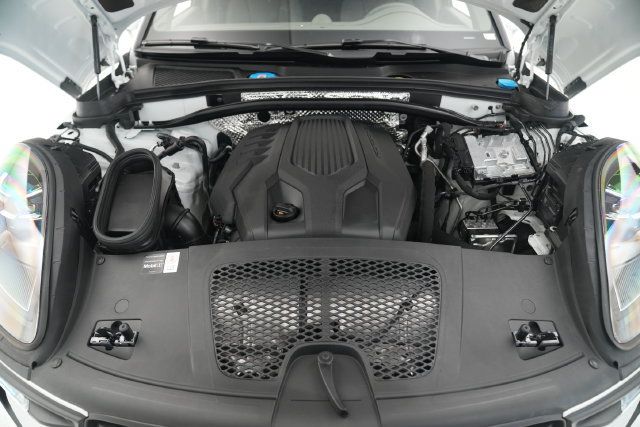 Certified 2026 Porsche Macan AWD/4WD image 4
