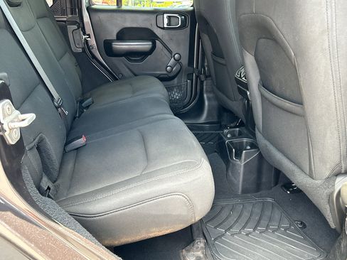 Used 2019 Jeep Wrangler Unlimited Sport image 18
