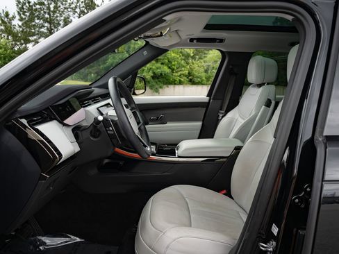 Used 2024 Land Rover Range Rover Sport SE AWD/4WD image 24