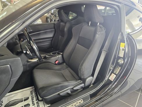 Used 2017 Toyota 86 RWD image 8