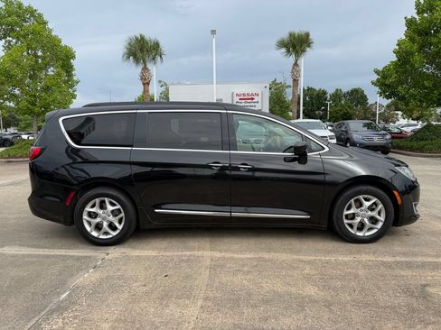 Used 2017 Chrysler Pacifica Touring-L w/ Tire & Wheel Group FWD image 6